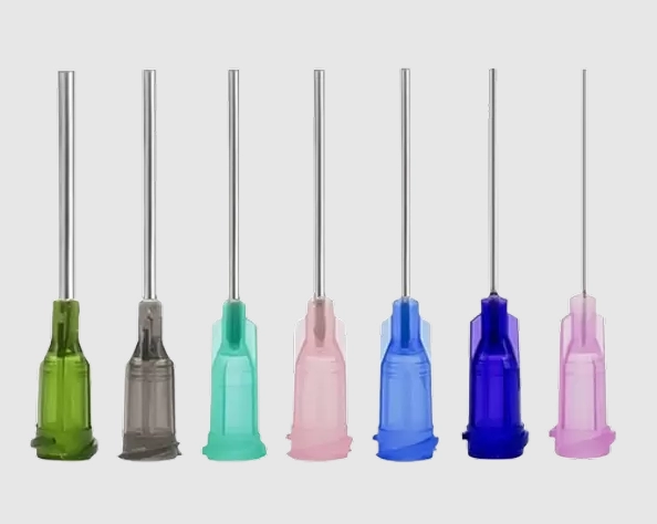 Aumentando la precisi&oacute;n en la dispensaci&oacute;n: el papel de las agujas de acero y pl&aacute;stico en diversas industrias