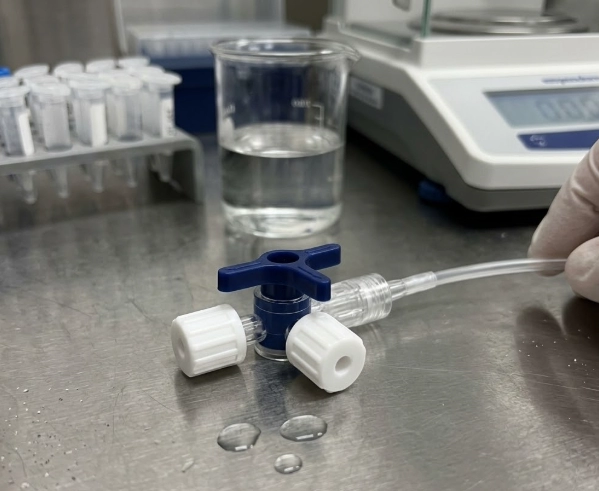 Los fluidos de la seguridad: ingenier&iacute;a de l&iacute;neas de infusi&oacute;n de precisi&oacute;n con sistemas avanzados de llave de paso