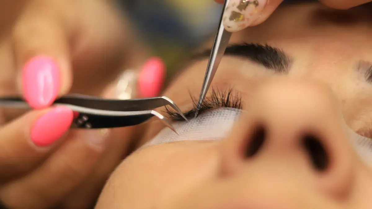 &iquest;Qu&eacute; deber&iacute;an comparar las cl&iacute;nicas antes de elegir un proveedor de plumas para trasplante de cabello?